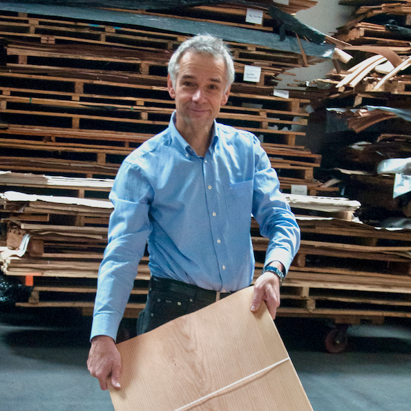 Horst Vogelsang mit Furnier in den Räumlichkeiten der Furnierverarbeitung